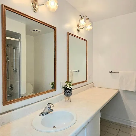 A Home Away-Cozy Guest Room In Toronto Exterior photo