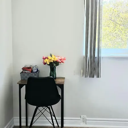 A Home Away-Cozy Guest Room In Toronto Exterior photo